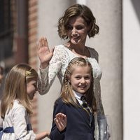 La Princesa Leonor en su Primera Comunión con la Reina Letizia y la Infanta Sofía
