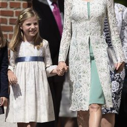 La Reina Letizia y la Infanta Sofía en la Primera Comunión de la Princesa Leonor