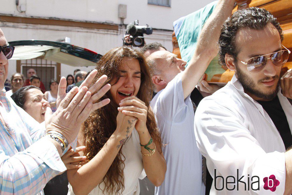 Alba Molina rota de dolor en la capilla ardiente de su padre Manuel Molina en Sevilla
