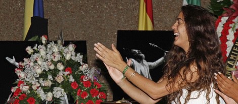 Alba Molina cantándole a su padre Manuel Molina en su capilla ardiente en Sevilla