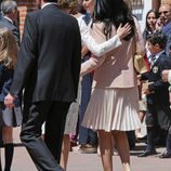 La Reina Letizia abraza a Ana Togores en la Primera Comunión de la Princesa Leonor