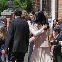 La Reina Letizia abraza a Ana Togores en la Primera Comunión de la Princesa Leonor