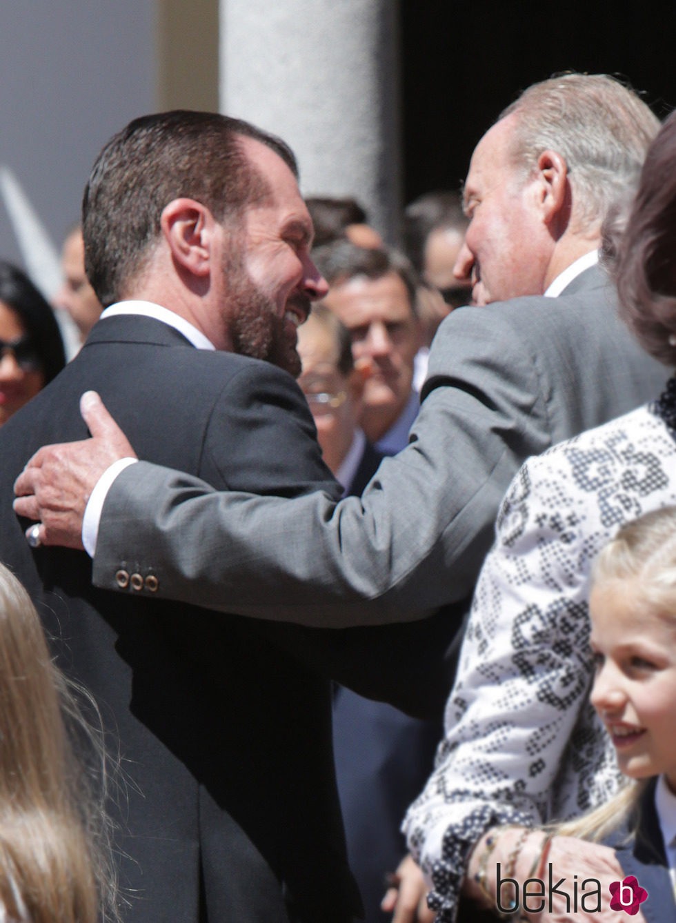 El Rey Juan Carlos y Jesús Ortiz se saludan en la Primera Comunión de la Princesa Leonor