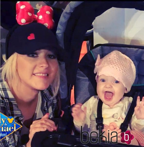 Christina Aguilera con su hija Summer Rain en Disneyland