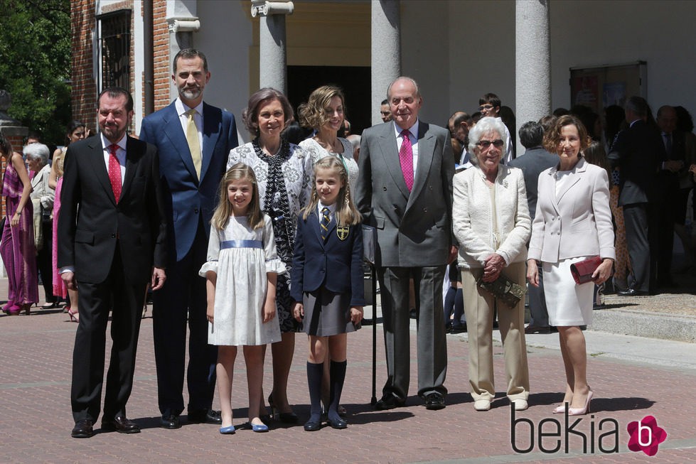La Princesa Leonor con la Familia Real y los Ortiz-Rocasolano en su Primera Comunión