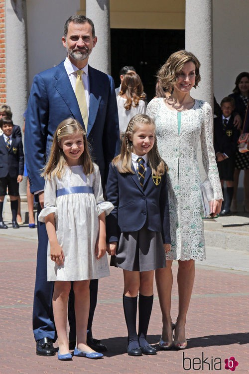 Los Reyes Felipe y Letizia con sus hijas en la Primera Comunión de la Princesa Leonor