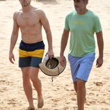 Matt Bomer en la playa con su marido Simon Halls
