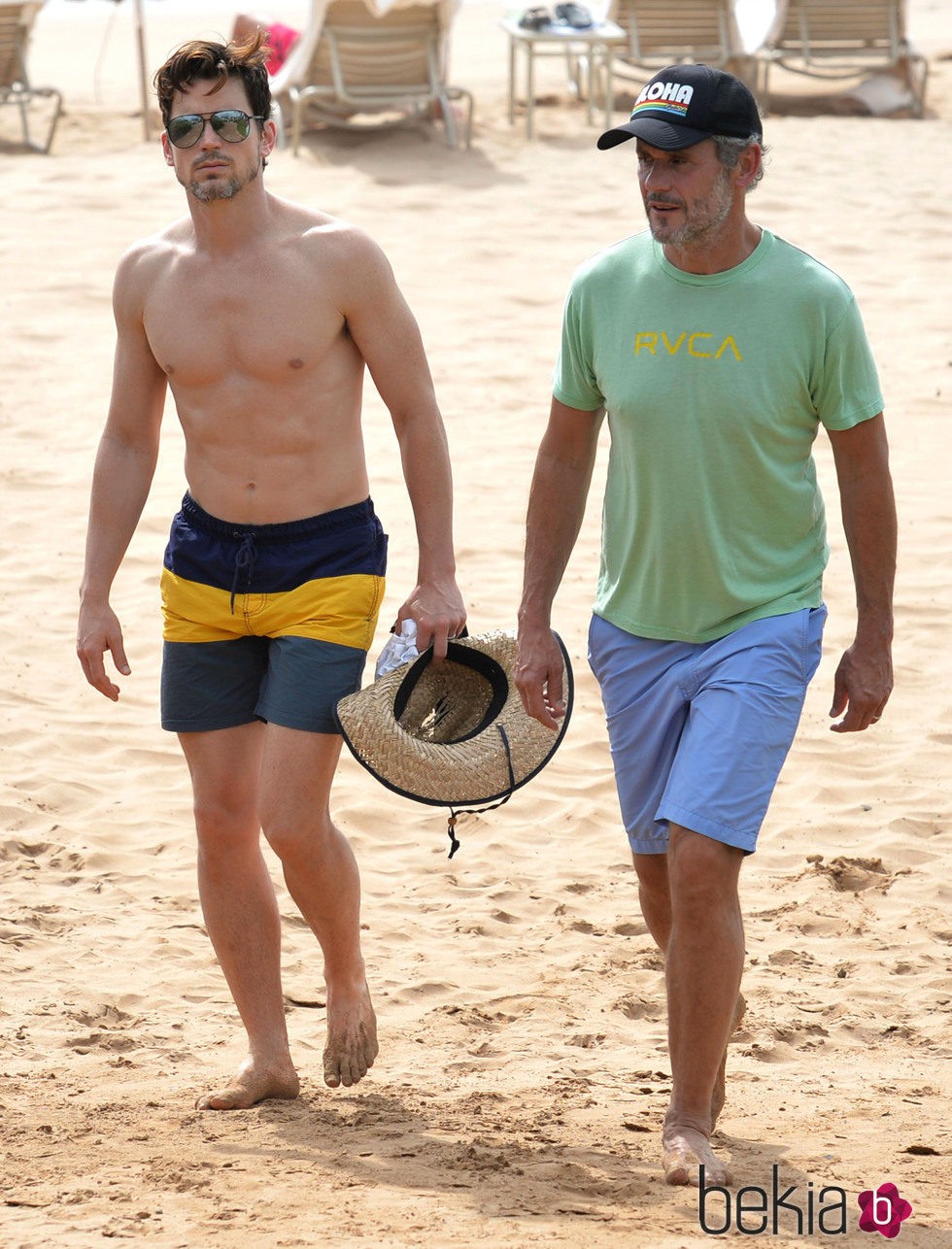 Matt Bomer en la playa con su marido Simon Halls