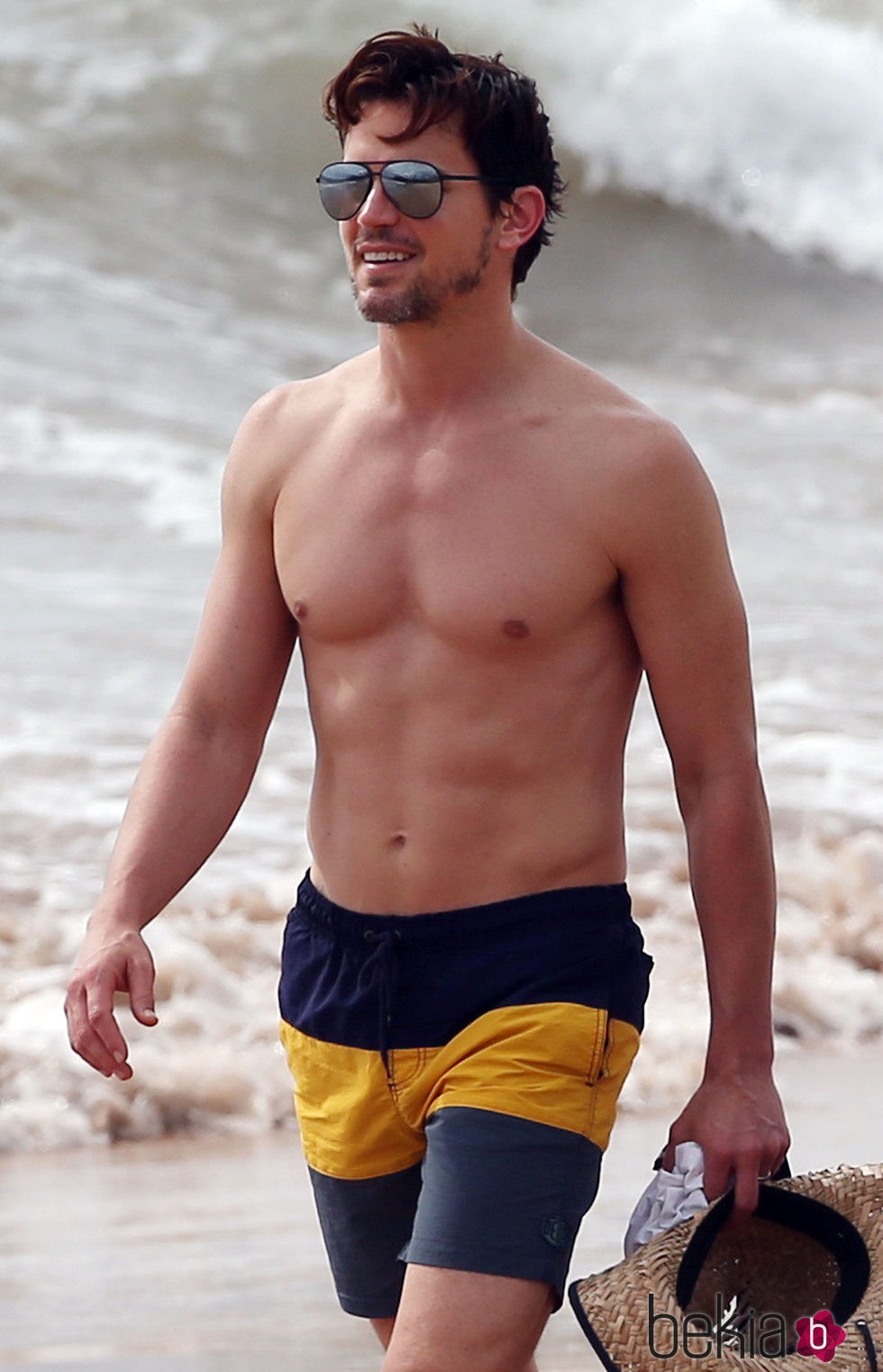 Matt Bomer luciendo abdominales en ua playa de Hawaii