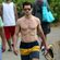 Matt Bomer luce abdominales en una playa de Hawaii