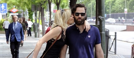 Adriana Abenia besando a su novio Sergio Abad durante un paseo en pareja por Madrid