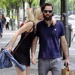 Adriana Abenia besando a su novio Sergio Abad durante un paseo en pareja por Madrid