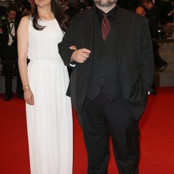 Guillermo del Toro y su mujer, Lorenza Newton, en la premiere de 'Mountains May Depart' en el Festival de Cannes 2015