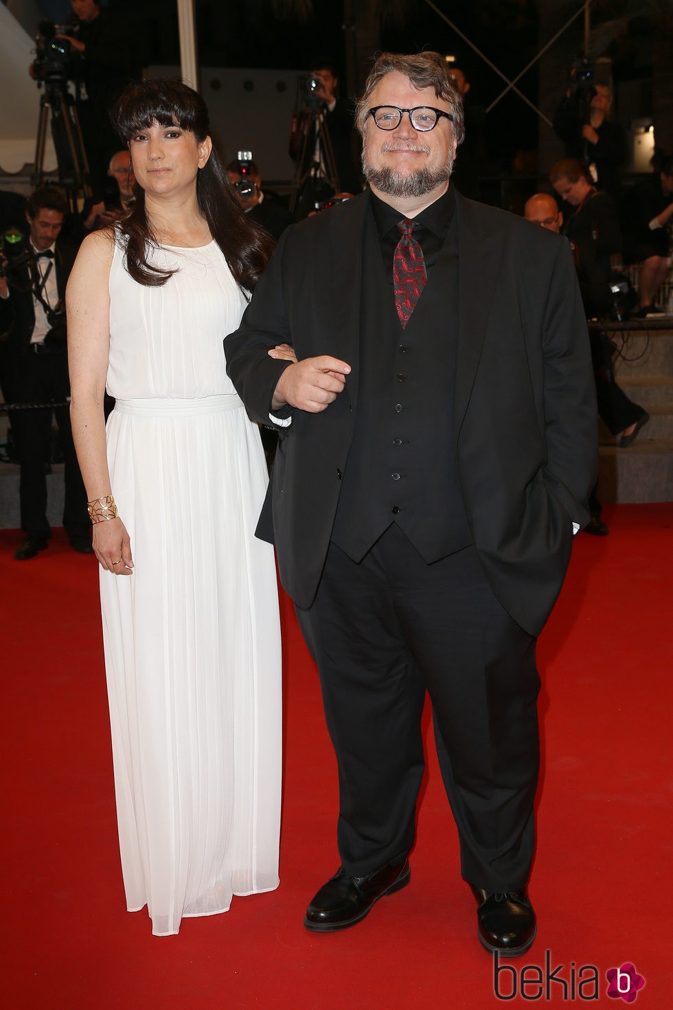 Guillermo del Toro y su mujer, Lorenza Newton, en la premiere de 'Mountains May Depart' en el Festival de Cannes 2015