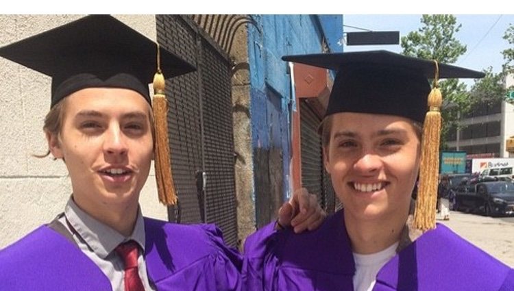 Dylan y Cole Sprouse, el día de su graduación en la Universidad de Nueva York