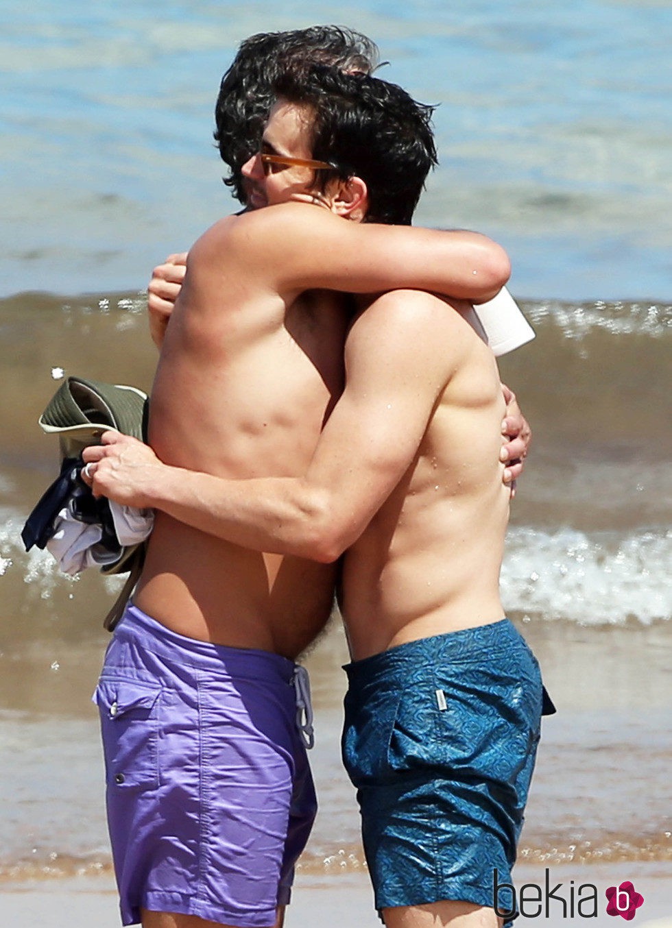Matt Bomer y Simon Halls se dan un abrazo durante unas vacaciones en Hawaii
