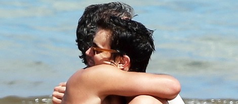 Matt Bomer y Simon Halls se dan un abrazo durante unas vacaciones en Hawaii