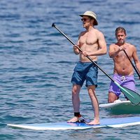 Matt Bomer y Simon Halls practican paddle surf durante sus vacaciones en Hawaii