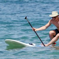 Matt Bomer, a punto de caer al agua mientras practica paddle surf durante sus vacaciones en Hawaii