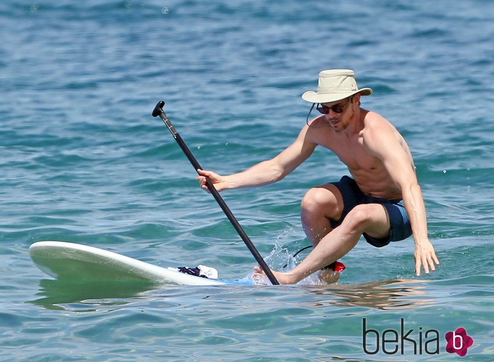 Matt Bomer, a punto de caer al agua mientras practica paddle surf durante sus vacaciones en Hawaii