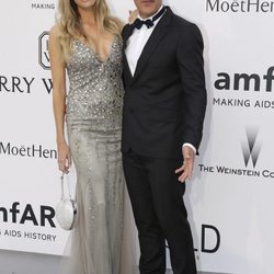 Antonio Banderas y Nicole Kimpel en la gala amfAR del Festival de Cannes 2015