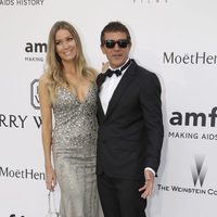 Antonio Banderas y Nicole Kimpel en la gala amfAR del Festival de Cannes 2015