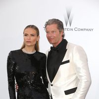 Natasha Poly y Peter Bakker en la gala amfAR del Festival de Cannes 2015