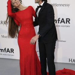Adrien Brody y Lara Lieto en la gala amfAR del Festival de Cannes 2015