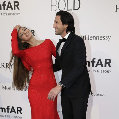 Adrien Brody y Lara Lieto en la gala amfAR del Festival de Cannes 2015