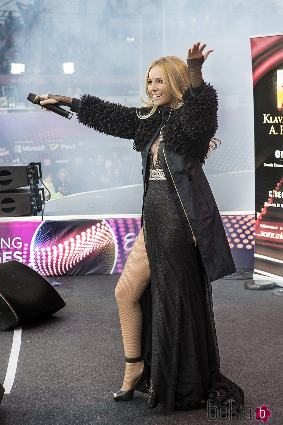 Edurne interpreta 'Amanecer' en la Big Five Party celebrada en el Eurovision Village