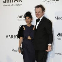 John C. Reilly y Alison Dickey en la gala amfAR del Festival de Cannes 2015