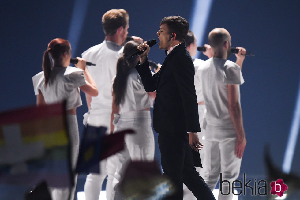 Loïc Nottet, representante de Bélgica en Eurovisión 2015, interpreta el tema 'Rhythm Inside' en la 1ª semifinal