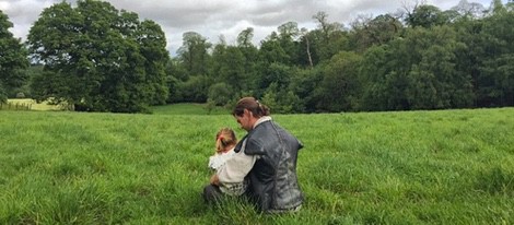 Chris Hemsworth con su hija India Rose en el rodaje de 'The Huntsman'