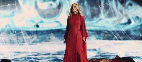 Edurne con un vestido rojo en Eurovisión 2015