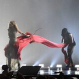 Edurne cambia su vestido rojo por uno dorado en Eurovisión 2015