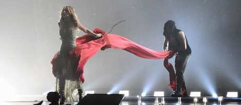 Edurne cambia su vestido rojo por uno dorado en Eurovisión 2015