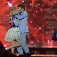 Los representantes de Austria besándose durante el Festival de Eurovisión 2015