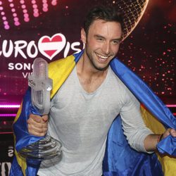 Måns Zelmerlöw sujetando el premio del Festival de Eurovisión 2015