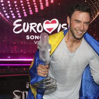 Måns Zelmerlöw sujetando el premio del Festival de Eurovisión 2015