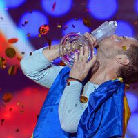 Måns Zelmerlöw celebrando el premio del Festival de Eurovisión 2015