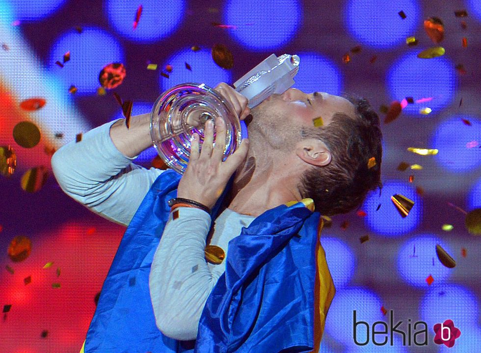 Måns Zelmerlöw celebrando el premio del Festival de Eurovisión 2015