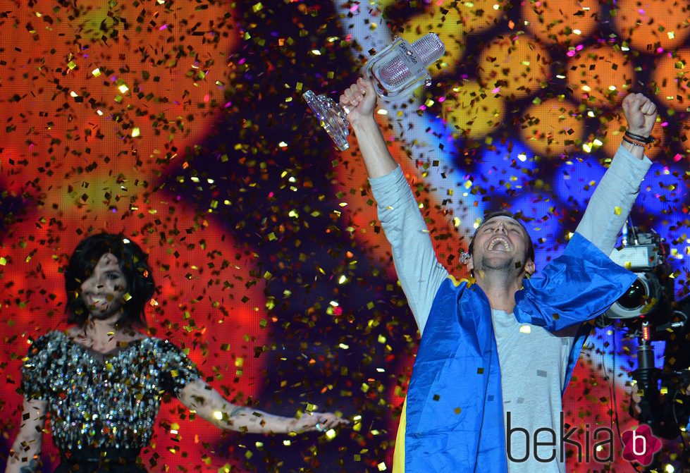 Conchita Wurst junto a Måns Zelmerlöw, ganador del Festival de Eurovisión 2015