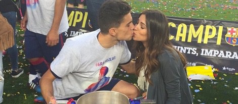 Marc Bartra y Melissa Jiménez celebran con un beso la Liga del Barça 2014/2015