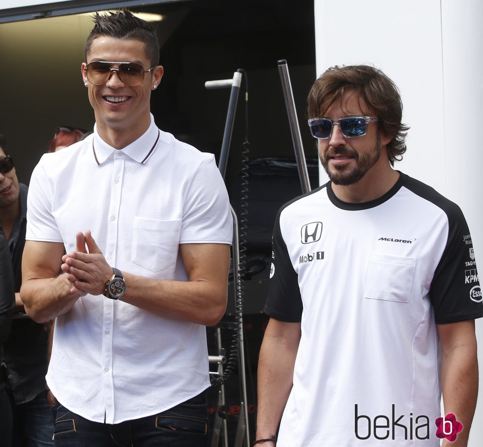 Cristiano Ronaldo con Fernando Alonso en el GP de Mónaco 2015