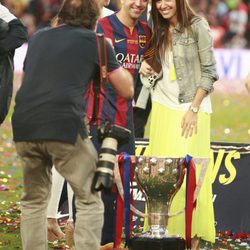 Xavi Hernández con Nuria Cunillera en su despedida como jugador del Barça