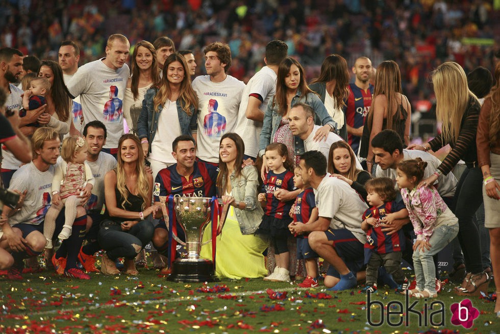 Los jugadores del Barça celebran la Liga 2014/2015 con sus mujeres e hijos