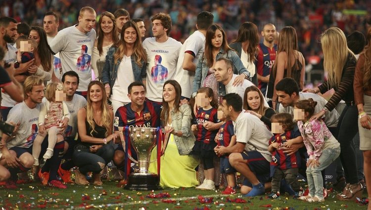 Los jugadores del Barça celebran la Liga 2014/2015 con sus mujeres e hijos