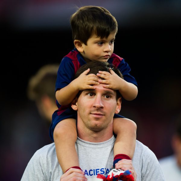 Leo Messi celebra la Liga 2014/2015 con su hijo Thiago - Foto en Bekia