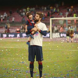 Gerard Piqué celebra la Liga 2014/2015 con su hijo Milan en el Camp Nou