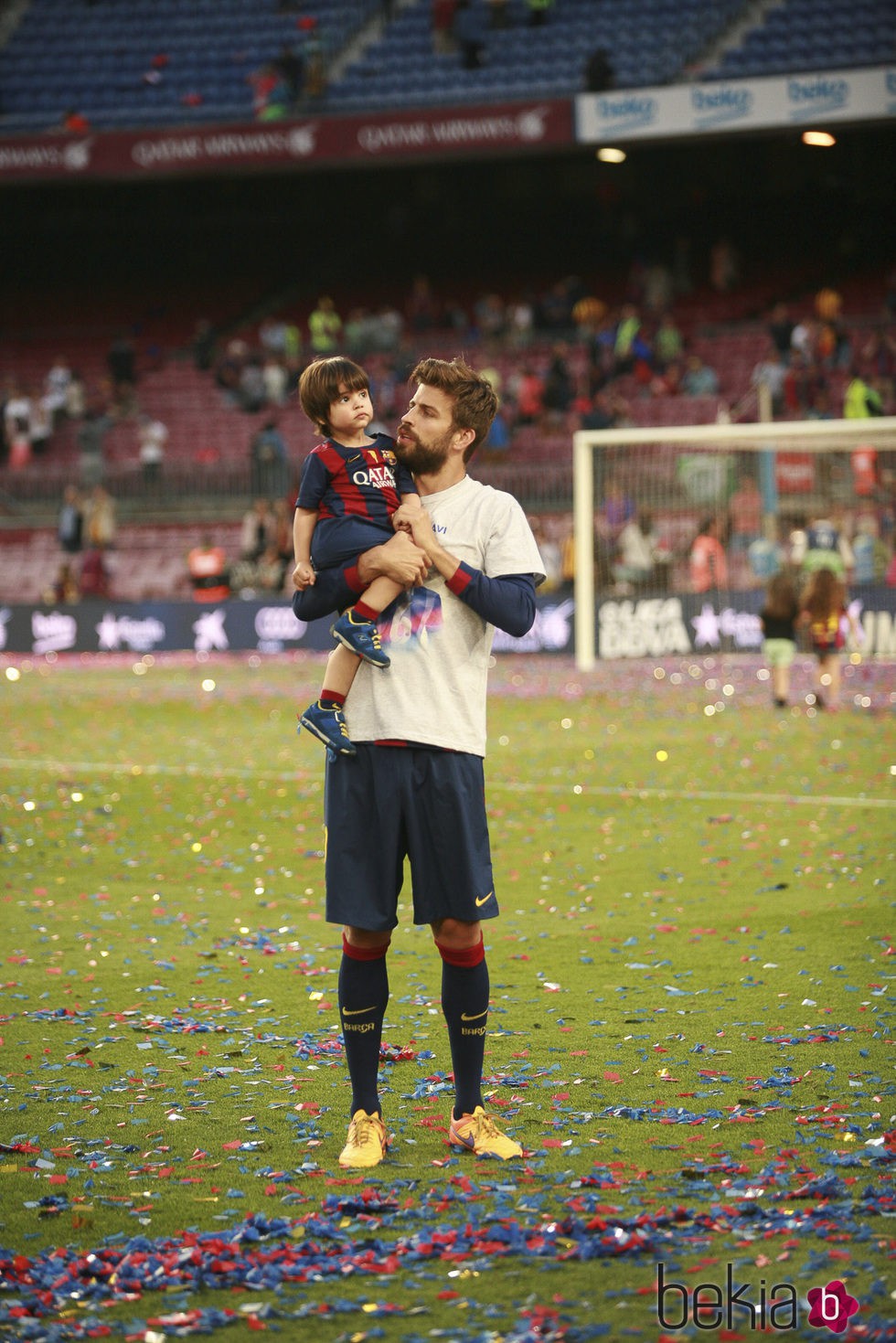 Gerard Piqué celebra la Liga 2014/2015 con su hijo Milan en el Camp Nou